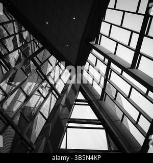 Photo en noir et blanc de l'architecture moderne abstraite du bâtiment Banque D'Images