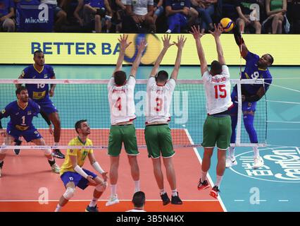 Sofia, Bulgarie - 4 juillet 2022 : les équipes de Bulgarie et du Brésil sont vues en action lors d'un match de la phase de groupes du Championnat du monde de volleyball Banque D'Images