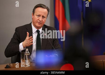 Sofia, Bulgarie - 14 février 2024 : le ministre britannique des Affaires étrangères David Cameron s'adresse aux médias après sa rencontre avec le premier ministre bulgare Banque D'Images