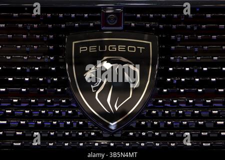 Sofia, Bulgarie - 3 juin 2022 : gros plan du logo Peugeot au salon de l'automobile de Sofia Banque D'Images