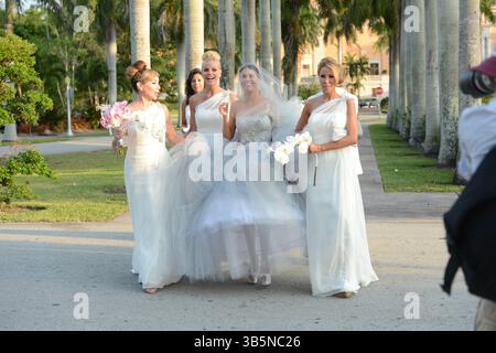 MIAMI BEACH, FL - 17 MAI : Adriana de Moura, Real Housewives of Miami, a marché dans l'allée avec fiancÅ½ Frederic Marq, le designer d'intérieur à l'église congrégationale de Coral Gables à Miami où environ 50 membres de la famille et amis les plus proches de la bombe brésilienne l'ont regardée épouser le Français plus âgé, dont la valeur nette est de 15 millions de dollars. Les co-stars d'Adriana Lisa Hochstein, Alexia Echevarria et Marysol Patton l'ont escortée à l'église et ont servi de demoiselles d'honneur pour la somptueuse affaire le 17 mai 2013 à Miami, Floride... personnes : Marysol Patton Alexia Echevarria Adriana de Moura Lisa Hochstein..TransMiss Banque D'Images