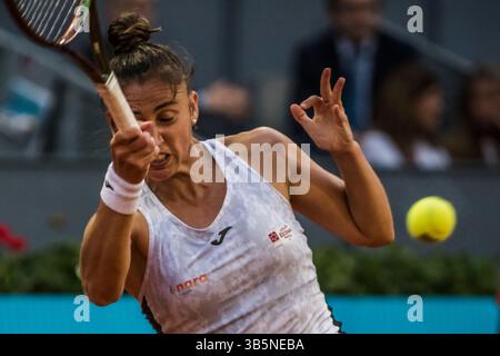 4 mai 2022, Madrid, Madrid, Espagne : SARA SORRIBES TORMO (ESP) retourne le ballon à Sara Sorribes Tormo (EEP) au jour 7 de l'Open de Madrid 2022. (Crédit image : © Matthias Oesterle/ZUMA Press Wire) Banque D'Images