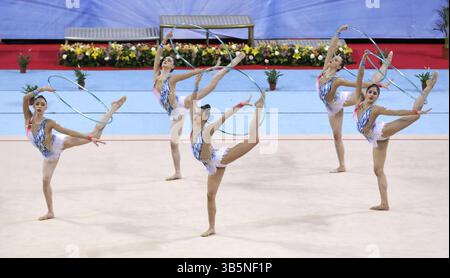 Sofia, Bulgarie - 30 mars 2018 : Team Spain joue avec des cerceaux lors de la Coupe du monde de gymnastique rythmique Sofia 2018. Tournoi de groupe Banque D'Images