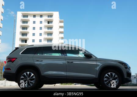Bucarest, Roumanie – 21 avril 2025 : vue latérale de Skoda Kodiaq SUV voiture sur le parking avec sous construction bloc d'appartements derrière Banque D'Images