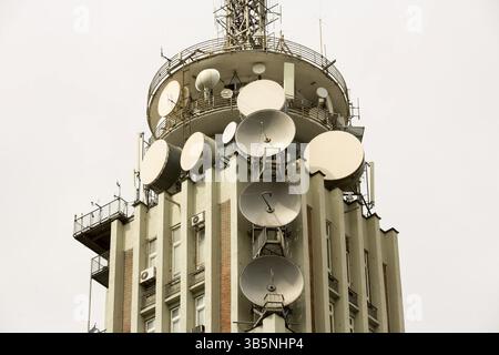 Ancienne tour de diffusion de télévision avec antennes paraboliques et antennes de communication Banque D'Images