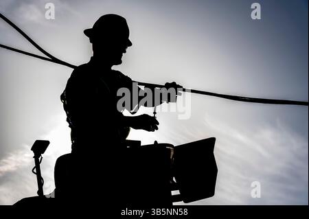 Phoenix, Arizona, États-Unis : Communications Lineman Silhouette (crédit image : © Novo images/Glasshouse via ZUMA Press Wire) Banque D'Images