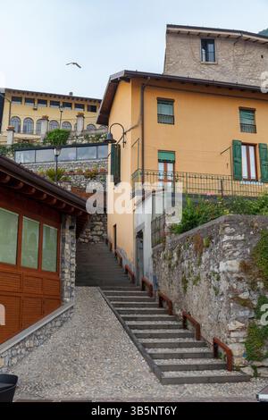 Carzano, Monte Isola. Rues et cours de l'île village au bord du lac Banque D'Images