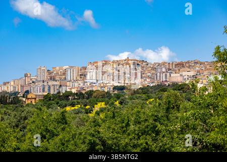 Vue de la ville moderne d'Agrigente, Sicile, Italie, depuis la Vallée des temples, site classé au patrimoine mondial de l'UNESCO Banque D'Images