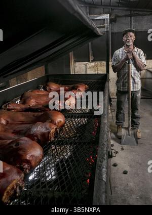 7 juillet 2022, Greenville, NC, USA : juste avant 2 heures du matin, Ronald House, maître de fosse de B's barbecue, alias ''Time', montre les porcs bruns dorés avant la cuisson finale pour terminer la cuisson le vendredi 10 juin 2022, à Greenville, Caroline du Nord. (Crédit image : © Robert Willett/The News & observer/TNS via ZUMA Press Wire) Banque D'Images