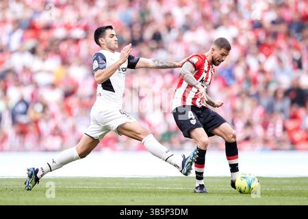 7 mai 2022, Bilbao, Bizkaia, Espagne : Inigo Martinez de l'Athletic Club concourt pour le ballon avec Maxi Gomez de Valencia CF lors du match de ligue espagnole de la Liga entre l'Athletic Club et Valencia CF à San Mames le 7 mai 2022, à Bilbao, Espagne. (Crédit image : © Ricardo Larreina/AFP7 via ZUMA Press Wire) Banque D'Images