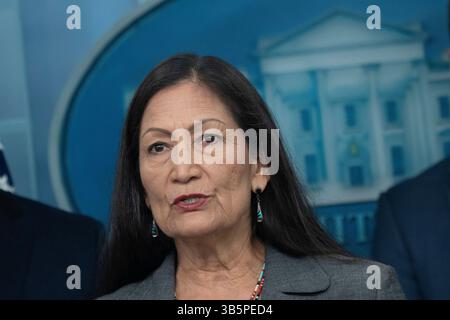 16 mai 2022, Washington, District of Columbia, États-Unis : la secrétaire à l'intérieur des États-Unis, Debra Haaland, prend la parole lors d'un point de presse à la Maison Blanche à Washington, DC, le 16 mai 2022 (crédit image : © Chris Kleponis/CNP via ZUMA Press Wire) Banque D'Images