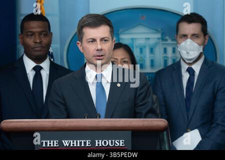 16 mai 2022, Washington, District of Columbia, États-Unis : le secrétaire américain aux Transports Pete Buttigieg prend la parole lors d'un point de presse à la Maison Blanche à Washington, DC, le 16 mai 2022 (image crédit : © Chris Kleponis/CNP via ZUMA Press Wire) Banque D'Images