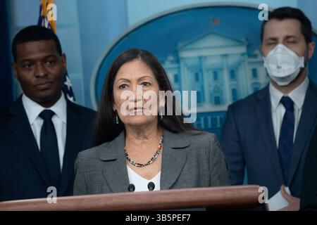 16 mai 2022, Washington, District of Columbia, États-Unis : la secrétaire à l'intérieur des États-Unis, Debra Haaland, prend la parole lors d'un point de presse à la Maison Blanche à Washington, DC, le 16 mai 2022 (crédit image : © Chris Kleponis/CNP via ZUMA Press Wire) Banque D'Images