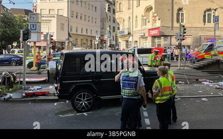 Stuttgart, Allemagne. 02 mai 2025. Selon la police, une voiture a heurté un groupe de personnes dans le centre-ville de Stuttgart. Trois personnes ont été blessées jusqu'à présent. Le chauffeur a été arrêté, a déclaré un porte-parole de la police. Crédit : Marco Krefting/dpa/Alamy Live News Banque D'Images