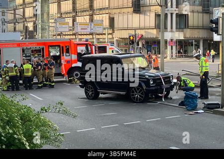 Stuttgart, Allemagne. 02 mai 2025. Selon la police, une voiture a heurté un groupe de personnes dans le centre-ville de Stuttgart. Trois personnes ont été blessées jusqu'à présent. Le chauffeur a été arrêté, a déclaré un porte-parole de la police. Crédit : Marco Krefting/dpa/Alamy Live News Banque D'Images