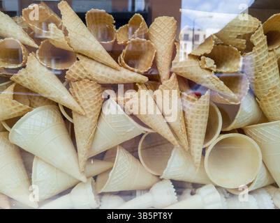 Pile de cornets gaufrés de crème glacée vides Banque D'Images