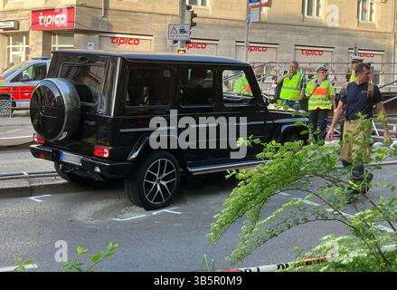 Stuttgart, Allemagne. 02 mai 2025. Selon la police, une voiture a heurté un groupe de personnes dans le centre-ville de Stuttgart. Trois personnes ont été blessées jusqu'à présent. Le chauffeur a été arrêté, a déclaré un porte-parole de la police. Crédit : Marco Krefting/dpa/Alamy Live News Banque D'Images