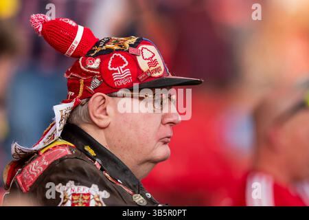 The City Ground, Nottingham, Royaume-Uni. 1er mai 2025. Premier League Football, Nottingham Forest versus Brentford ; Nottingham Forest fans Credit : action plus Sports/Alamy Live News Banque D'Images