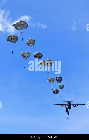 17 mai 2022, Pordenone, Italie : des parachutistes de l'armée américaine affectés au bataillon de soutien de brigade, 173e brigade aéroportée, mènent une opération aéroportée à partir d'un avion C-130 Hercules de la 86e escadre aérienne de l'US Air Force sur la zone de largage de Juliet, le 17 mai 2022 à Pordenone, en Italie. (Crédit image : © Paolo Bovo/U.S. Armée/planète Pix via ZUMA Press Wire) Banque D'Images