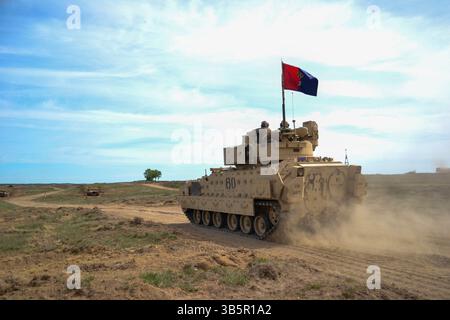 17 mai 2022, Drawsko Pomorskie, Pologne : Stephen Capehart, commandant de l'équipe de combat de la 3e brigade blindée, 4e division d'infanterie observe l'exercice Defender Europe 22 depuis son véhicule de combat M2A3 Bradley dans la zone d'entraînement de Drawsko Pomorskie, le 17 mai 2022 à Drawsko Pomorskie, Pologne. (Crédit image : © Capt. Tobias Cukale/Armée américaine/planète Pix via ZUMA Press Wire) Banque D'Images
