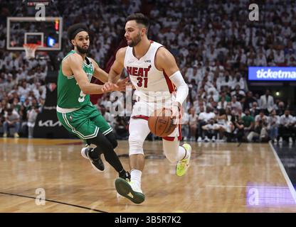 17 mai 2022, Miami, Floride, États-Unis : Max Strus, gardien de la chaleur de Miami, pilote la balle contre Derrick White, gardien des Celtics de Boston, lors de la première moitié du premier match d'un match éliminatoire final de la Conférence de l'est à la FTX Arena le mardi 17 mai 2022, à Miami. (Crédit image : © John McCall/South Florida Sun Sentinel/TNS via ZUMA Press Wire) Banque D'Images