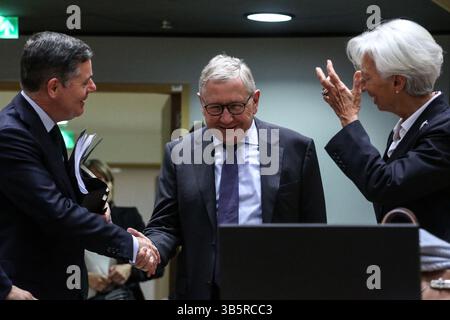 23 mai 2022, Bruxelles, région de Bruxelles-capitale, Belgique : PASCHAL Donohoe, Président de l'Eurogroupe, à gauche, Klaus Regling, Directeur général du mécanisme européen de stabilité, au centre, et Christine Lagarde, Présidente de la Banque centrale européenne, à droite, lors d'une réunion de l'Eurogroupe au siège du Conseil européen à Bruxelles, Belgique, le 23 mai 2022. (Crédit image : © Valeria Mongelli/ZUMA Press Wire) Banque D'Images