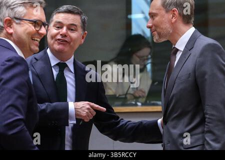 23 mai 2022, Bruxelles, région de Bruxelles-capitale, Belgique : le ministre autrichien des Finances Magnus Brunner, à gauche, le président de l'Eurogroupe Paschal Donohoe, au centre, et le ministre allemand des Finances Christian Lindner, à droite, lors d'une réunion de l'Eurogroupe au siège du Conseil européen à Bruxelles, en Belgique, le 23 mai 2022. (Crédit image : © Valeria Mongelli/ZUMA Press Wire) Banque D'Images
