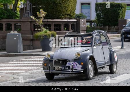 Nancy, France - vue sur une Citroën grise 2CV conduisant dans une rue. Banque D'Images