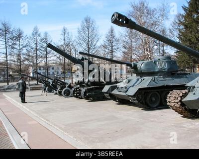 Krasnoïarsk, Russie - 10 février 2019 : Musée de l'équipement militaire en plein air dans le parc de la ville de Krasnoïarsk. Banque D'Images