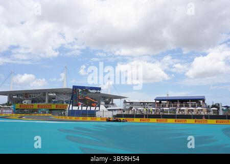 Miami, États-Unis. 02 mai 2025. Sport automobile : Championnat du monde de formule 1, Grand Prix de Miami, essais libres. Oscar Piastri de l'Australie de Team McLaren est sur la piste à Miami. Crédit : Hasan Bratic/dpa/Alamy Live News Banque D'Images