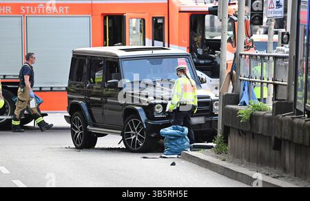 Stuttgart, Allemagne. 02 mai 2025. Selon la police, une voiture a heurté un groupe de personnes dans le centre-ville de Stuttgart. Trois personnes ont été blessées jusqu'à présent. Le chauffeur a été arrêté, a déclaré un porte-parole de la police. Crédit : Bernd Weißbrod/dpa/Alamy Live News Banque D'Images