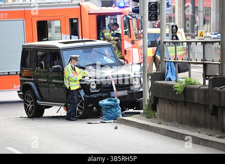 Stuttgart, Allemagne. 02 mai 2025. Selon la police, une voiture a heurté un groupe de personnes dans le centre-ville de Stuttgart. Trois personnes ont été blessées jusqu'à présent. Le chauffeur a été arrêté, a déclaré un porte-parole de la police. Crédit : Bernd Weißbrod/dpa/Alamy Live News Banque D'Images