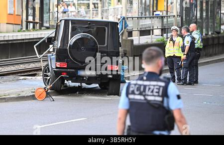 Stuttgart, Allemagne. 02 mai 2025. Selon la police, une voiture a heurté un groupe de personnes dans le centre-ville de Stuttgart. Trois personnes ont été blessées jusqu'à présent. Le chauffeur a été arrêté, a déclaré un porte-parole de la police. Crédit : Bernd Weißbrod/dpa/Alamy Live News Banque D'Images