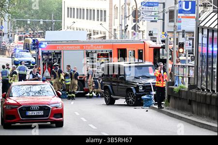 Stuttgart, Allemagne. 02 mai 2025. Selon la police, une voiture a heurté un groupe de personnes dans le centre-ville de Stuttgart. Trois personnes ont été blessées jusqu'à présent. Le chauffeur a été arrêté, a déclaré un porte-parole de la police. Crédit : Bernd Weißbrod/dpa/Alamy Live News Banque D'Images