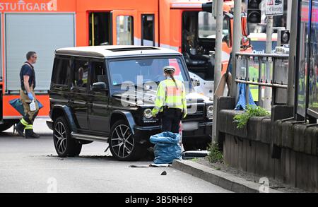 Stuttgart, Allemagne. 02 mai 2025. Selon la police, une voiture a heurté un groupe de personnes dans le centre-ville de Stuttgart. Trois personnes ont été blessées jusqu'à présent. Le chauffeur a été arrêté, a déclaré un porte-parole de la police. Crédit : Bernd Weißbrod/dpa/Alamy Live News Banque D'Images