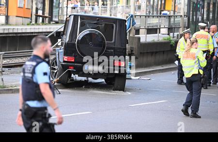 Stuttgart, Allemagne. 02 mai 2025. Selon la police, une voiture a heurté un groupe de personnes dans le centre-ville de Stuttgart. Trois personnes ont été blessées jusqu'à présent. Le chauffeur a été arrêté, a déclaré un porte-parole de la police. Crédit : Bernd Weißbrod/dpa/Alamy Live News Banque D'Images