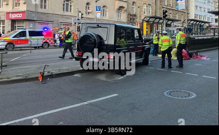 Stuttgart, Allemagne. 02 mai 2025. Selon la police, une voiture a heurté un groupe de personnes dans le centre-ville de Stuttgart. Trois personnes ont été blessées jusqu'à présent. Le chauffeur a été arrêté, a déclaré un porte-parole de la police. Crédit : Marco Krefting/dpa/Alamy Live News Banque D'Images