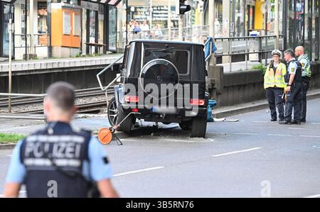 Stuttgart, Allemagne. 02 mai 2025. Selon la police, une voiture a heurté un groupe de personnes dans le centre-ville de Stuttgart. Trois personnes ont été blessées jusqu'à présent. Le chauffeur a été arrêté, a déclaré un porte-parole de la police. Crédit : Bernd Weißbrod/dpa/Alamy Live News Banque D'Images