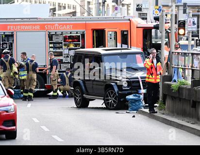 Stuttgart, Allemagne. 02 mai 2025. Selon la police, une voiture a heurté un groupe de personnes dans le centre-ville de Stuttgart. Trois personnes ont été blessées jusqu'à présent. Le chauffeur a été arrêté, a déclaré un porte-parole de la police. Crédit : Bernd Weißbrod/dpa/Alamy Live News Banque D'Images