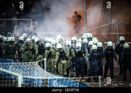 21 mai 2022, Athènes, Grèce : les supporters affrontent la police lors du match de finale de la Coupe de Grèce entre Panathinaikos et PAOK au stade olympique d'Athènes, (crédit image : © Eurokinissi via ZUMA Press Wire) Banque D'Images