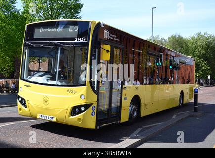 Manchester, Royaume-Uni, 2 mai 2025. Plus de 450 000 passagers ont utilisé les paiements sans contact sur les bus de Manchester au cours du premier mois du nouveau système de plafonnement tarifaire « tap and Go » du Bee Network. Lancé par transport for Greater Manchester le 24 mars, il élargit le système déjà utilisé sur les tramways. Le maire du Grand Manchester, Andy Burnham, a déclaré : « Tap and Go est le meilleur moyen de payer lorsque vous utilisez le Bee Network et que nous sommes sur un départ incroyable ». Sur la photo : Bee bus sur Oxford Road, Manchester. Crédit : Terry Waller/Alamy Live News Banque D'Images