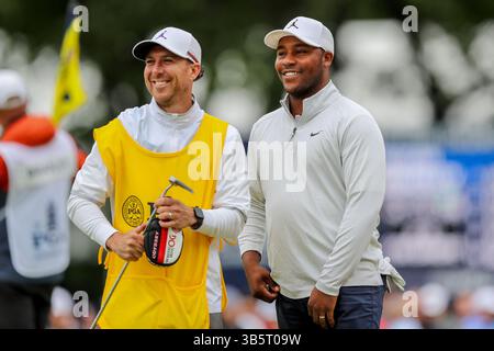 21 mai 2022 : Harold Varner III et son caddy Chris Rice sur le 13e trou lors de la troisième manche du Championnat PGA 2022 au Southern Hills Country Club à Tulsa, OK. Gray Siegel/Cal Sport Media (crédit image : © Gray Siegel/CSM via ZUMA Press Wire) Banque D'Images