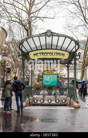 Entrée de style Art Nouveau de la station de métro Abbesses, conçue par Hector Guimard, au 22 rue des Abbesses dans le quartier Montmartre à Paris, France Banque D'Images