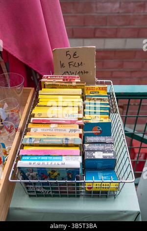 Anciennes bobines de film 8 mm vintage à vendre au marché aux puces de Saint Ouen dans le quartier de Saint-Ouen-sur-Seine à Paris, France Banque D'Images