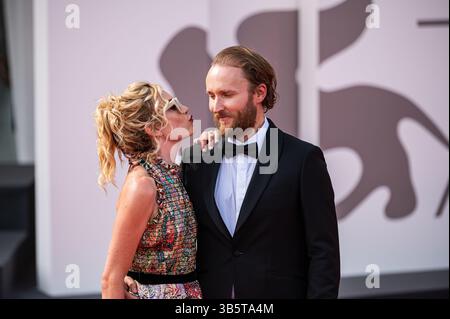 3 septembre 2022, Sirmione, Lombardie, Italie : VENISE, ITALIE - 03 SEPTEMBRE : L'acteur canadien Joshua Close et son épouse l'actrice américaine Alex McKenna arrivent le 3 septembre 2022 pour la projection du film ''Monica'' présenté au concours Venezia 79 lors du 79e Festival international du film de Venise au Lido di Venezia à Venise, en Italie. (Crédit image : © Stefanos Kyriazis/ZUMA Press Wire) Banque D'Images