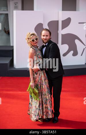 3 septembre 2022, Sirmione, Lombardie, Italie : VENISE, ITALIE - 03 SEPTEMBRE : L'acteur canadien Joshua Close et son épouse l'actrice américaine Alex McKenna arrivent le 3 septembre 2022 pour la projection du film ''Monica'' présenté au concours Venezia 79 lors du 79e Festival international du film de Venise au Lido di Venezia à Venise, en Italie. (Crédit image : © Stefanos Kyriazis/ZUMA Press Wire) Banque D'Images