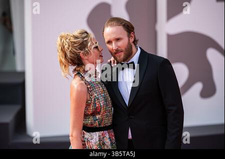 3 septembre 2022, Sirmione, Lombardie, Italie : VENISE, ITALIE - 03 SEPTEMBRE : L'acteur canadien Joshua Close et son épouse l'actrice américaine Alex McKenna arrivent le 3 septembre 2022 pour la projection du film ''Monica'' présenté au concours Venezia 79 lors du 79e Festival international du film de Venise au Lido di Venezia à Venise, en Italie. (Crédit image : © Stefanos Kyriazis/ZUMA Press Wire) Banque D'Images