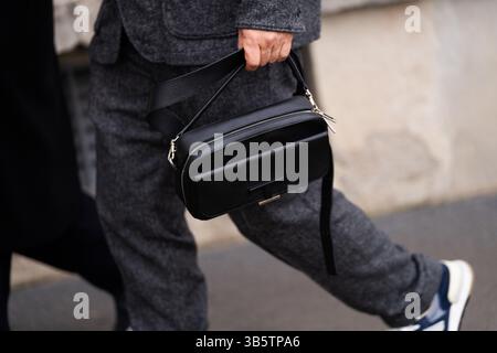 Milan, Italie - 14 janvier 2024 : homme porte un sac en cuir noir. Détail de la tenue mode Banque D'Images