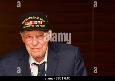 Harry Humason, un vétéran américain de 99 ans de la seconde Guerre mondiale, assiste au Festival de libération Pilsen 2025, qui célèbre le 80e anniversaire de la libération de Pilsen par l'armée américaine, Pilsen, République tchèque, le 2 mai 2025. Harry Humason est retourné en République tchèque pour la première fois depuis 1945. Humason sert dans le 2e régiment d'infanterie de la 5e division d'infanterie de la 3e armée du général George Patton. En 1945, lui et son unité participent à la libération de la Bohême du Sud, plus précisément de la région de Volary. (CTK photo/Miroslav Chaloupka) Banque D'Images