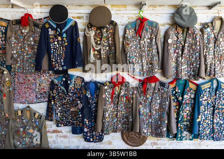 Vieux uniformes soviétiques de l'armée rouge exposés à la vente dans une boutique de souvenirs locale à Boukhara, Ouzbékistan Banque D'Images